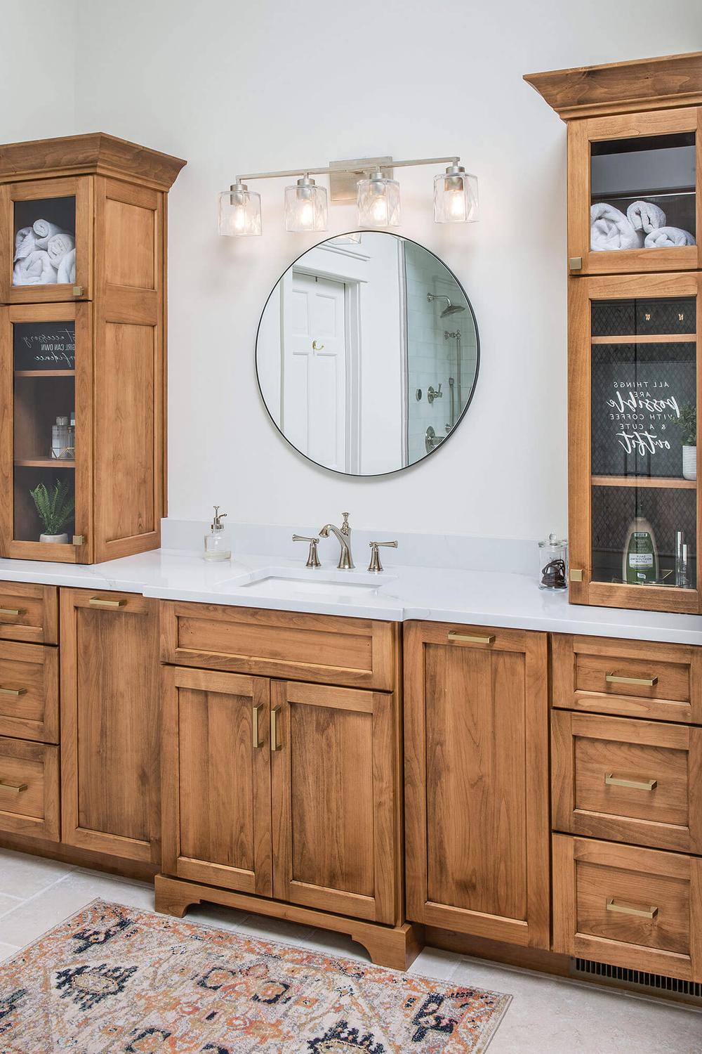 Baño contemporáneo acogedor con almacenamiento