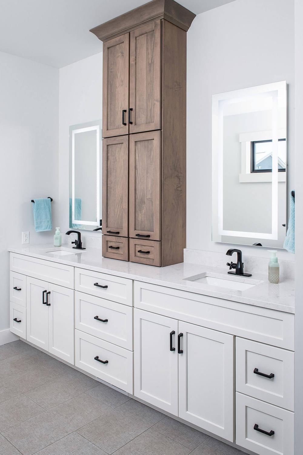 Baño elegante con doble mueble y torre centrada