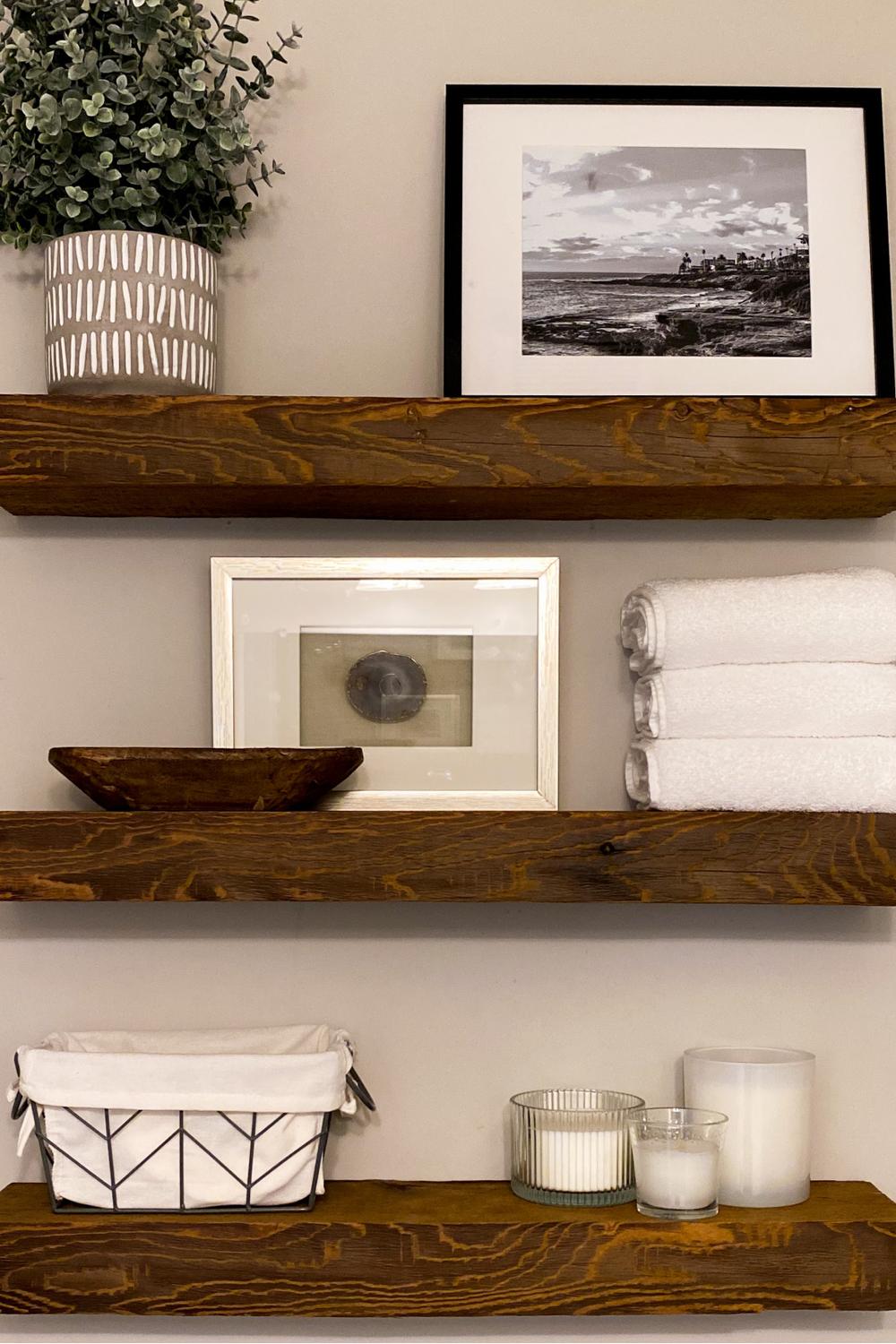 Estanterías de madera oscura con decoración en un baño