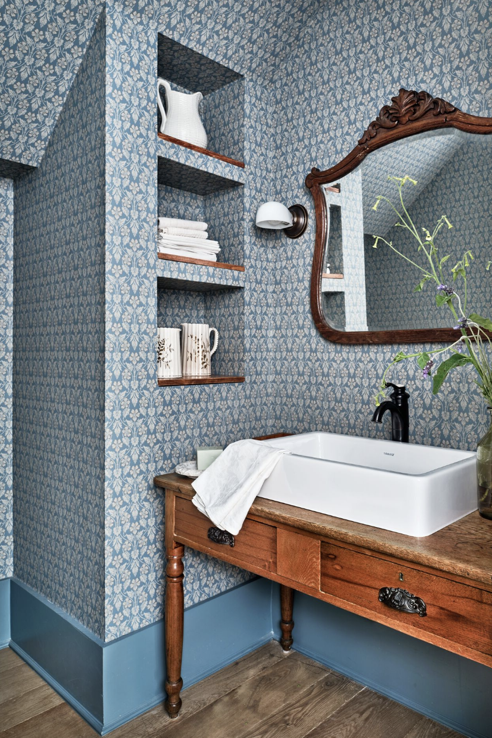 Estanterías integradas en un baño moderno