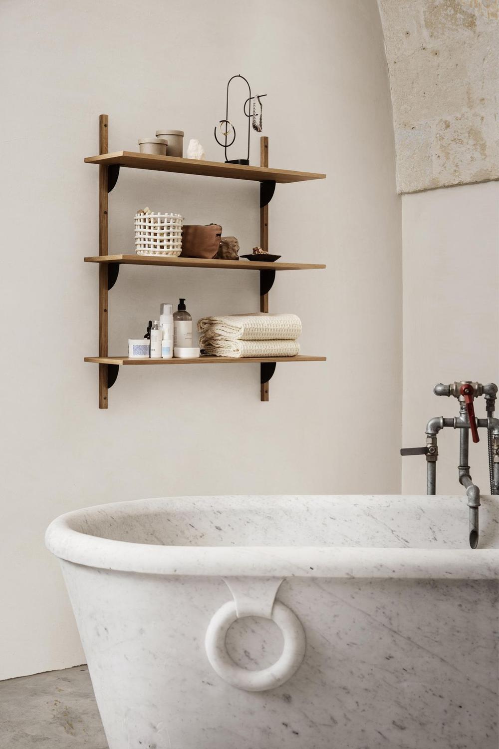 Estanterías en un baño minimalista