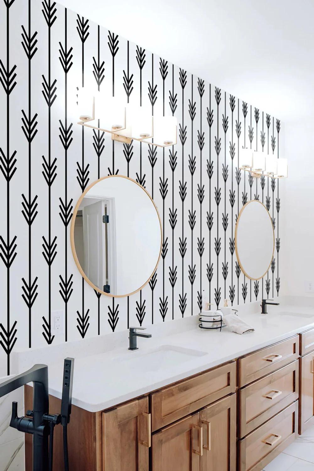 Baño moderno con pared de acento con diseño de flechas negras sobre fondo blanco