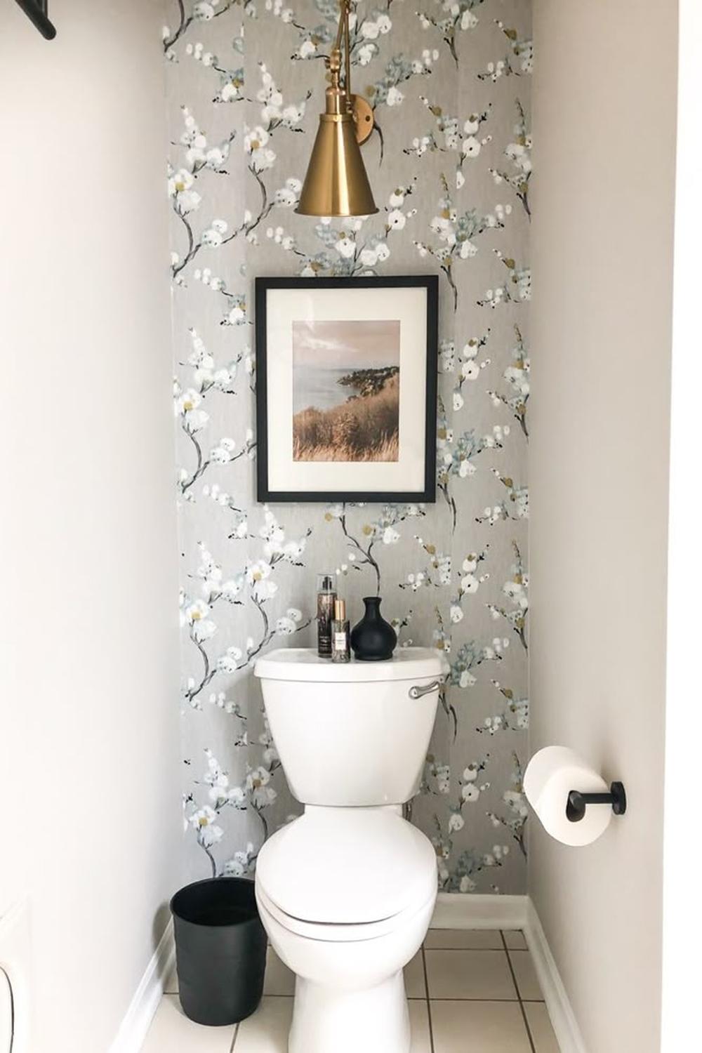 Pequeño baño moderno con pared de acento en gris suave con flores blancas