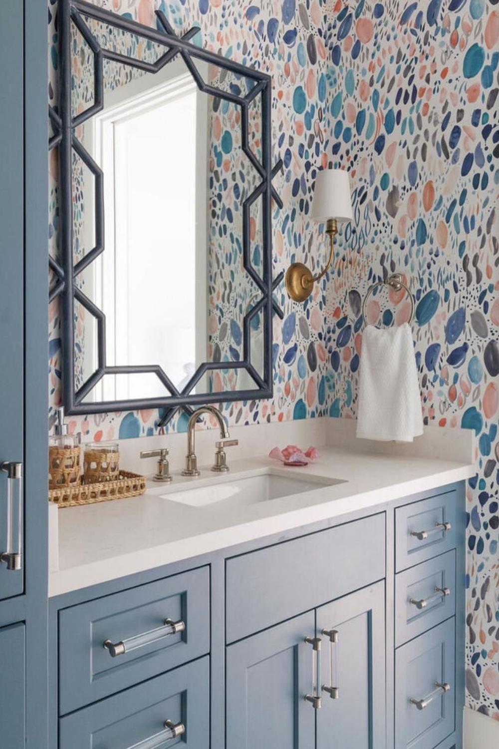 Baño moderno con pared de acento en diseño abstracto de puntos de colores