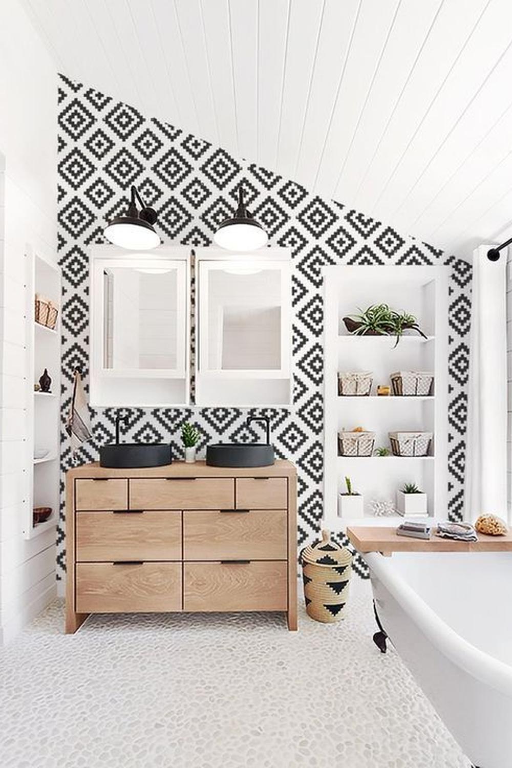 Baño moderno con pared de acento en diseño geométrico en blanco y negro