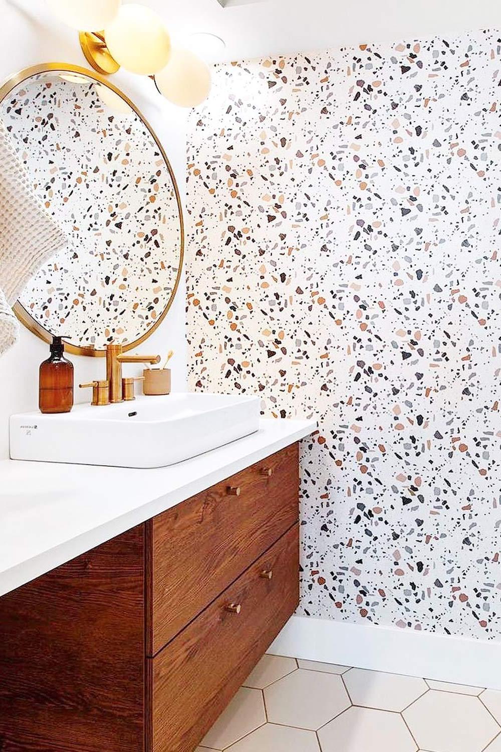 Baño moderno con pared de acento en papel pintado terrazzo en blanco con toques de tierra