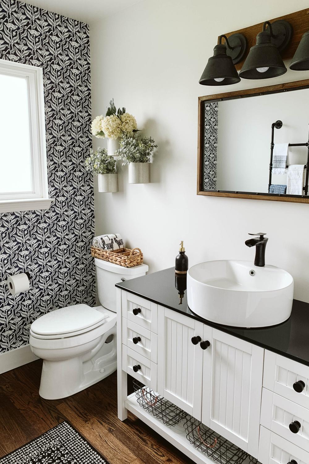 Baño moderno con pared de acento en papel pintado con diseño orgánico en blanco y negro