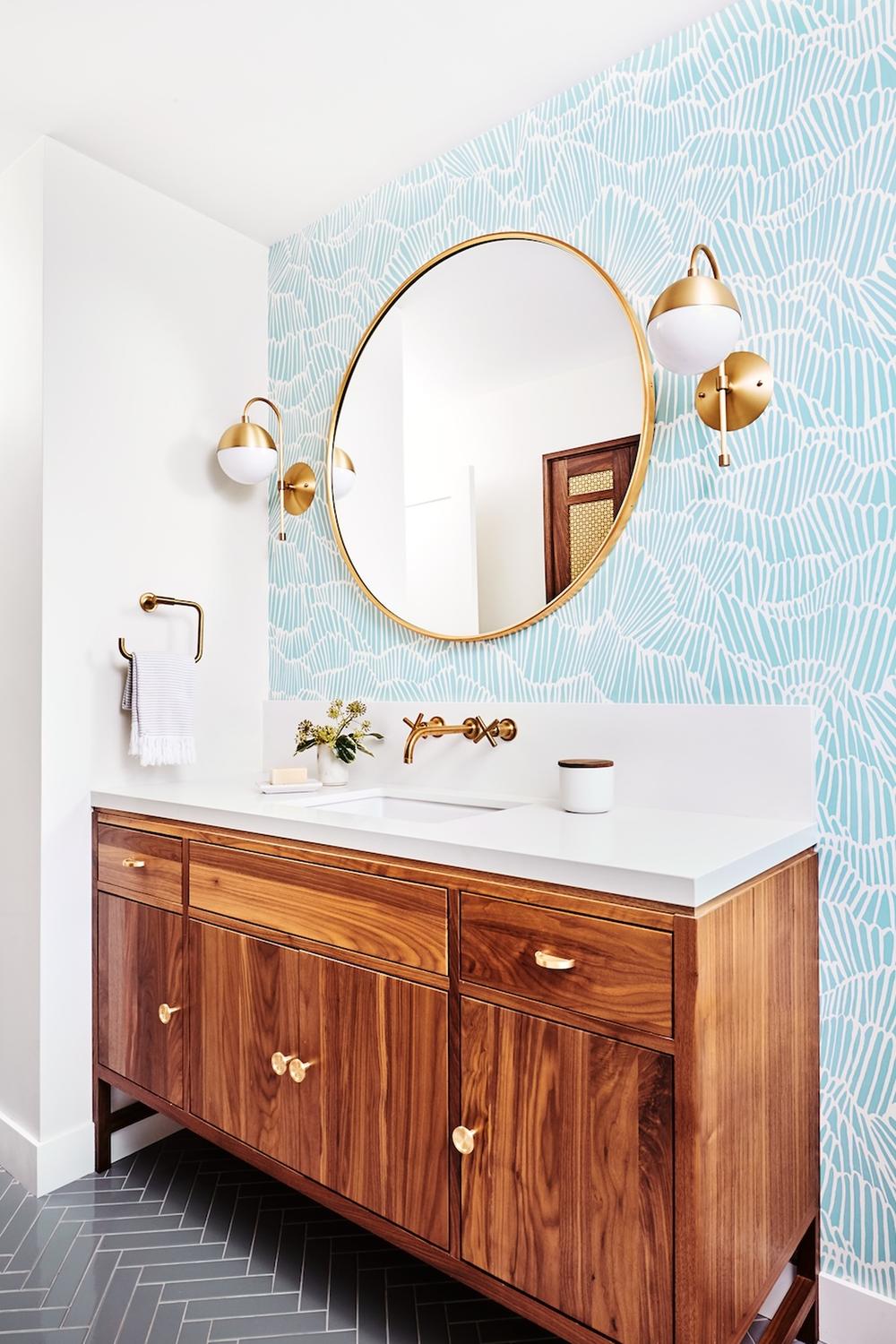 Baño moderno con pared de acento en diseño geométrico azul claro y blanco