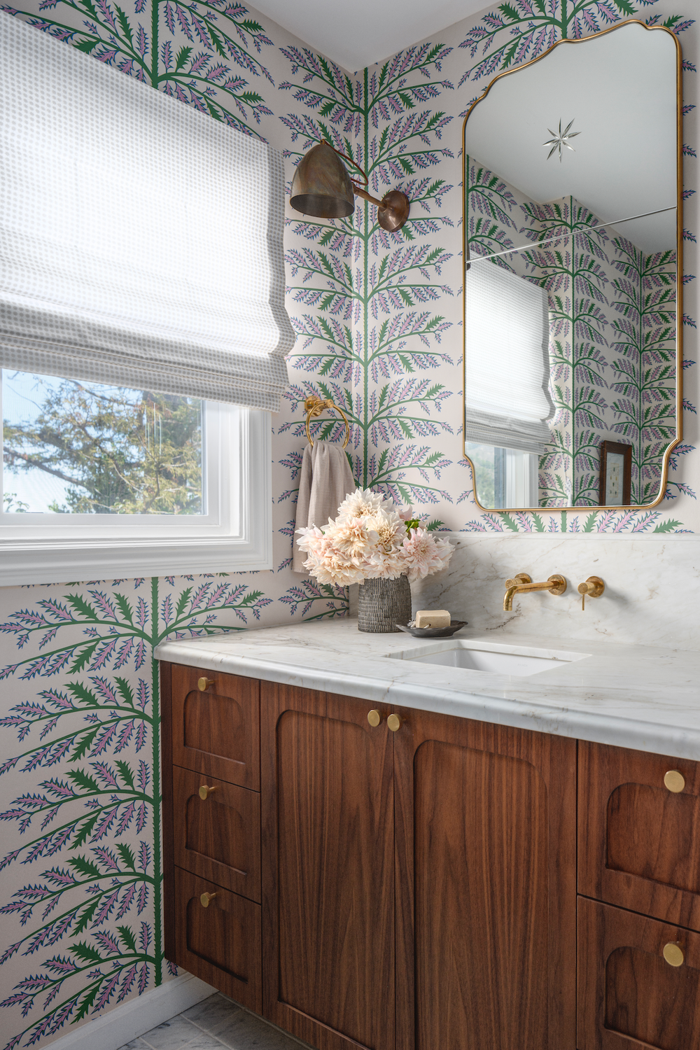 Grid-Patterned Treatments for Fresh Floral AEs - an inviting bathroom featuring a grid-patterned roller shade.