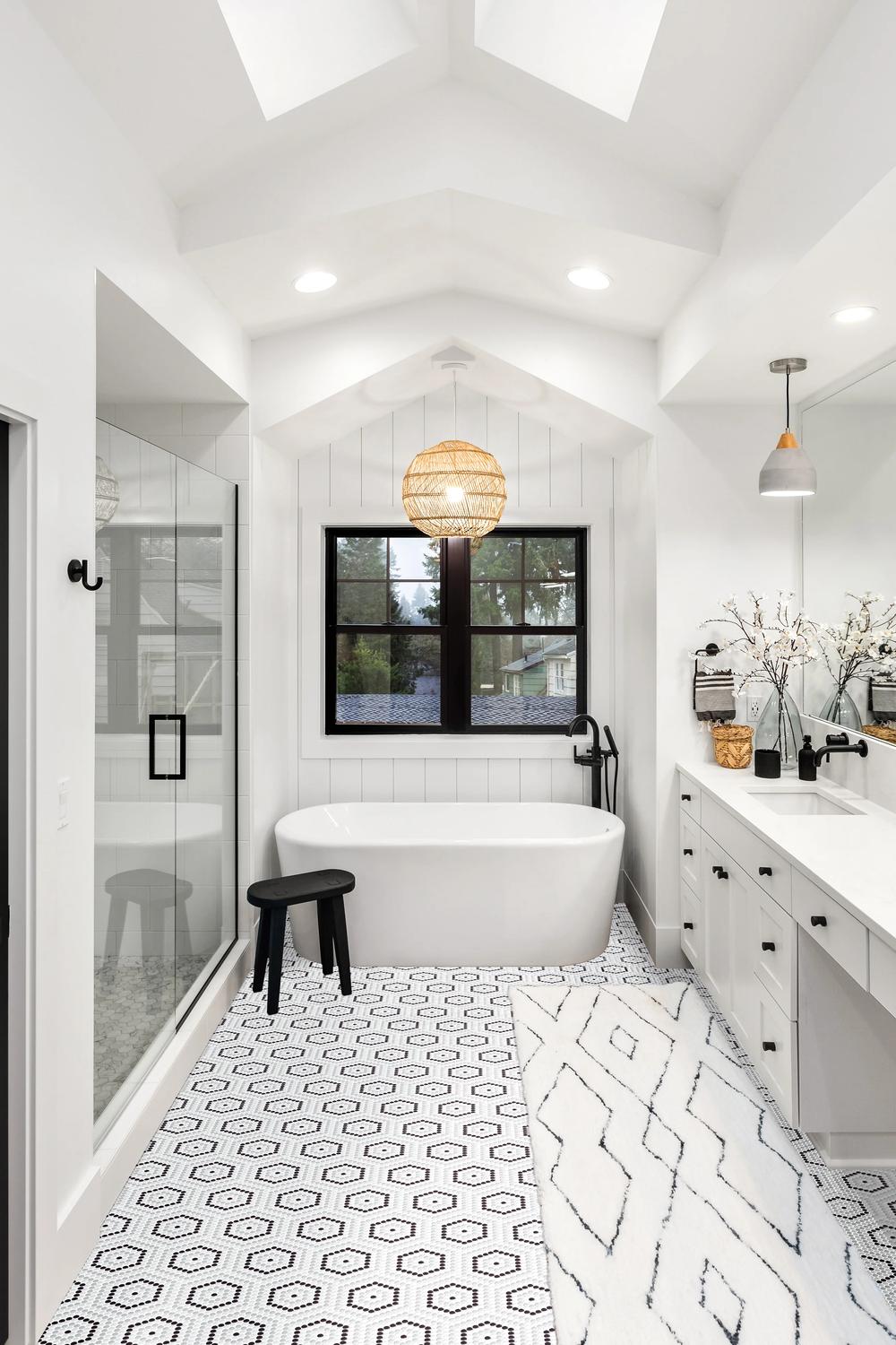 Baño contemporáneo con baldosas de penny