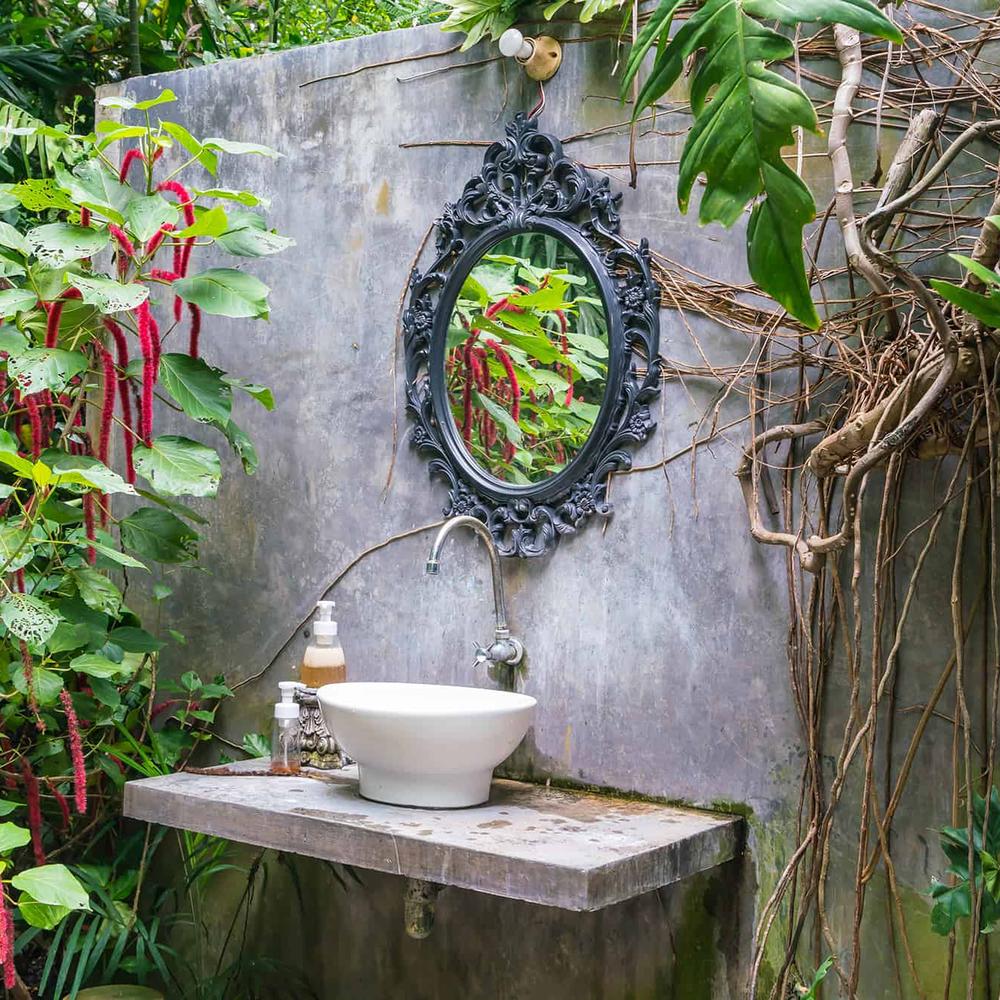 Outdoor bathroom design with tropical plants