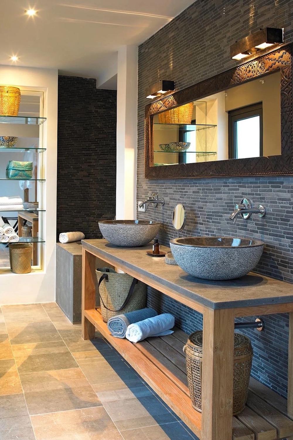 Baño elegante con doble lavabo de piedra