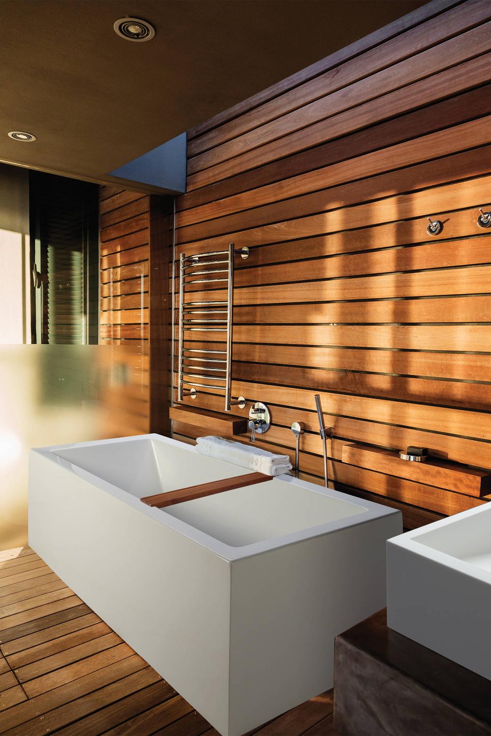Baño con bañera rectangular y accesorios de teak