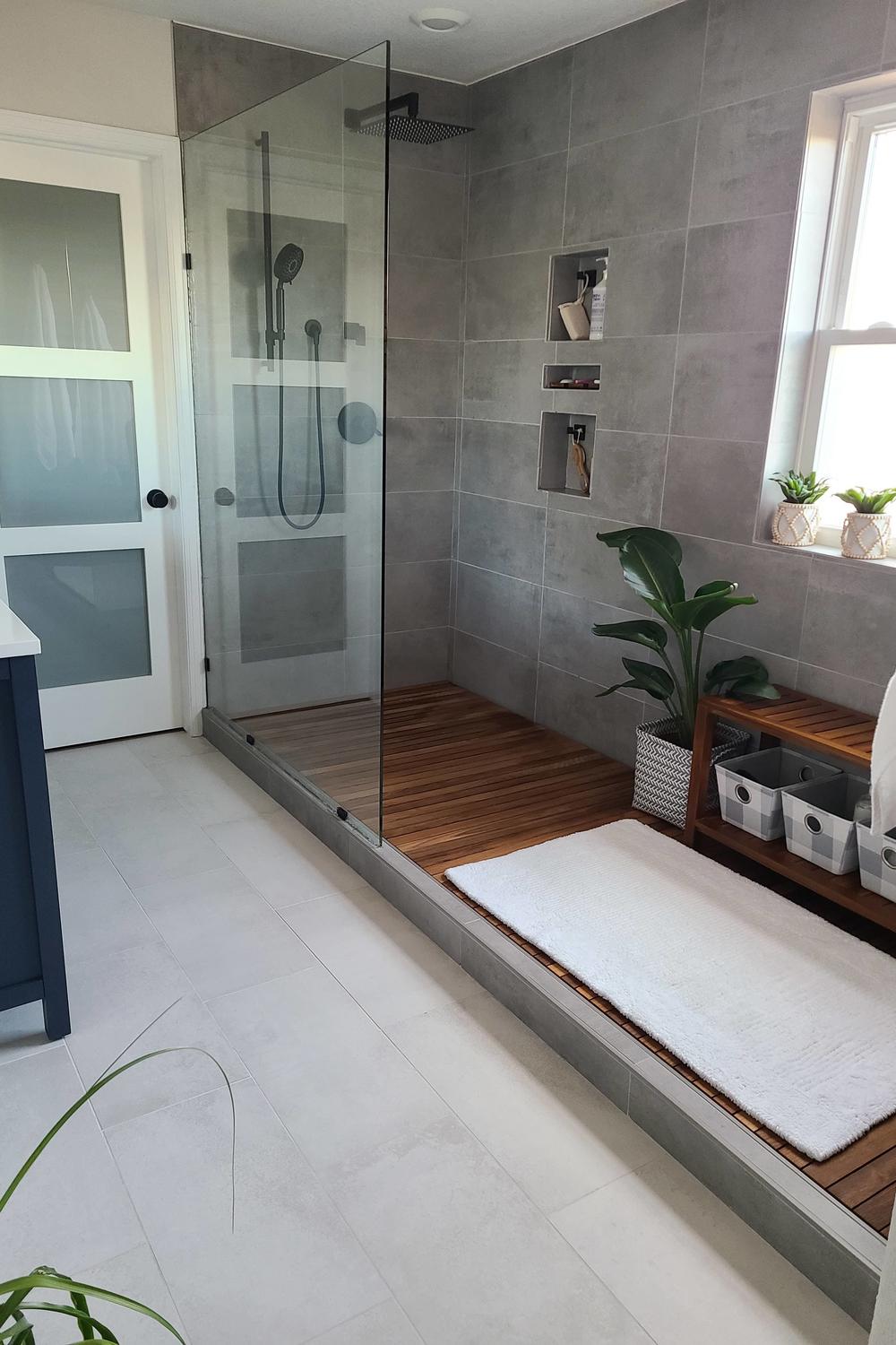 Baño funcional con ducha moderna y acabados de teak