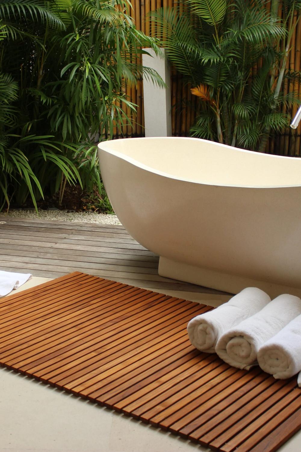 Baño sereno con bañera y maderas naturales