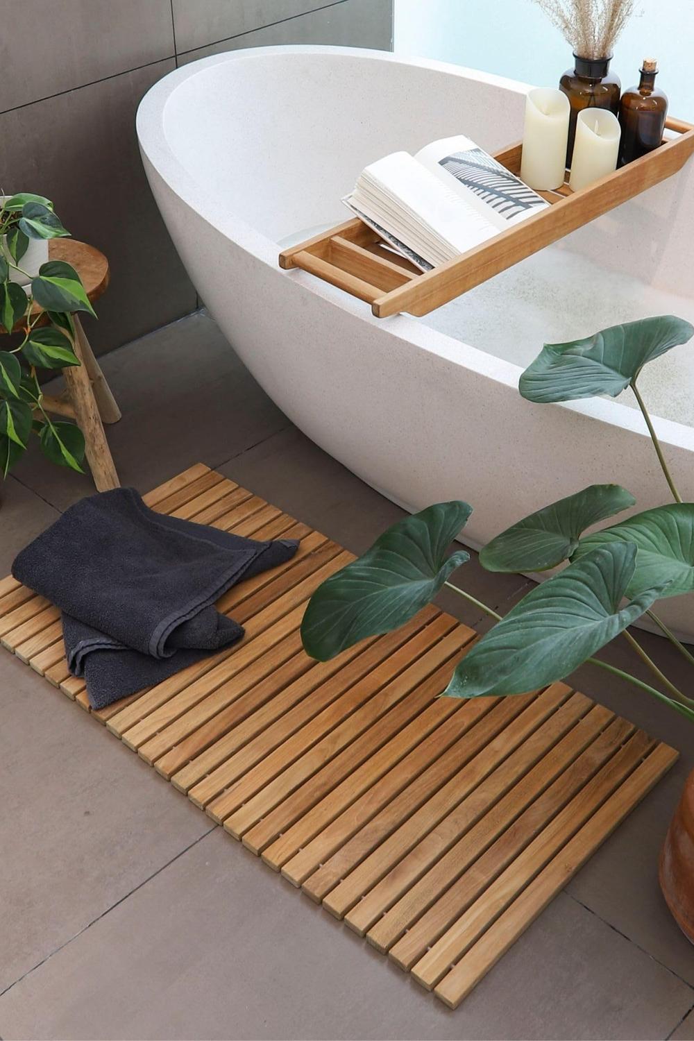 Baño de lujo con bañera y detalles refinados en teak