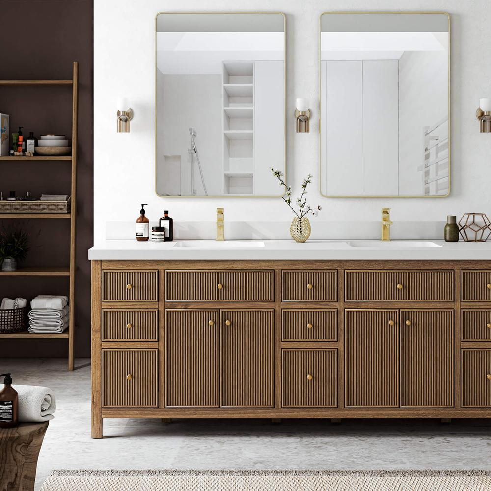 Baño moderno con mueble de baño destacado en teak