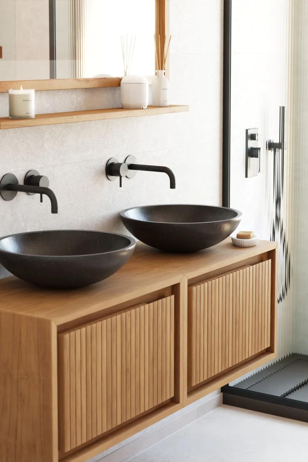 Baño contemporáneo con uso elegante de materiales