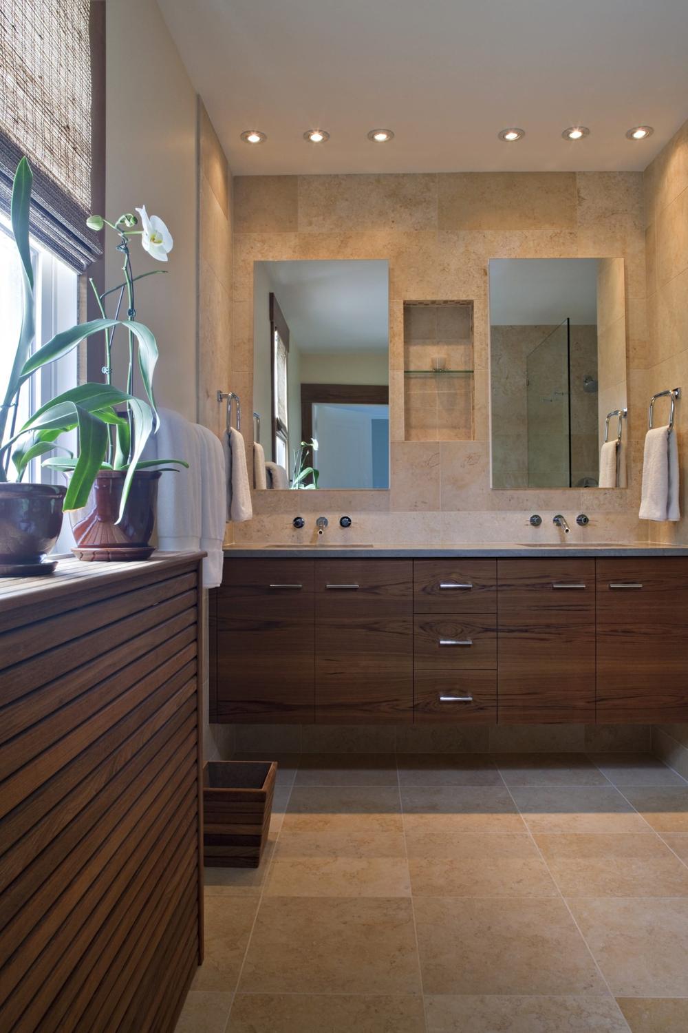 Baño contemporáneo con detalles de teak