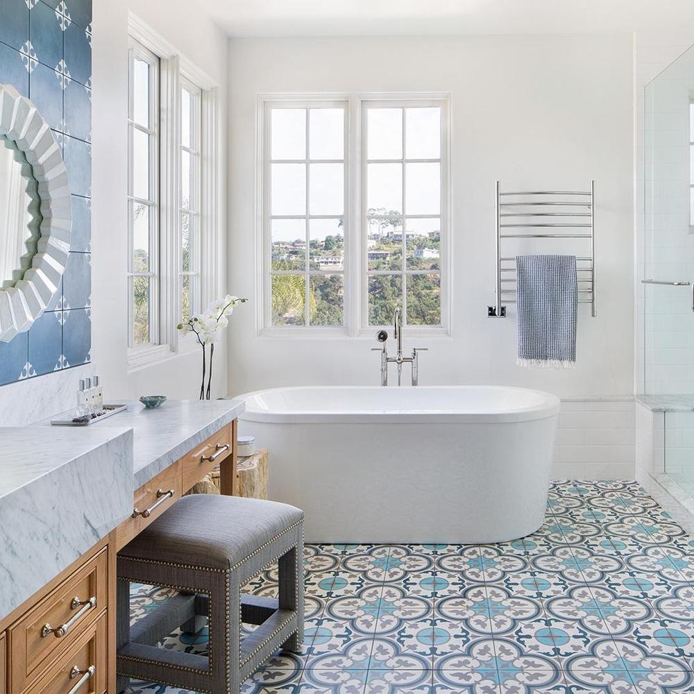Baño de estilo costero con amplias ventanas que permiten la entrada de luz natural.