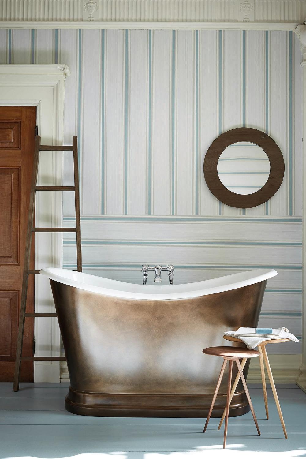 Baño de lujo diseñado con elementos costeros y elegantes.