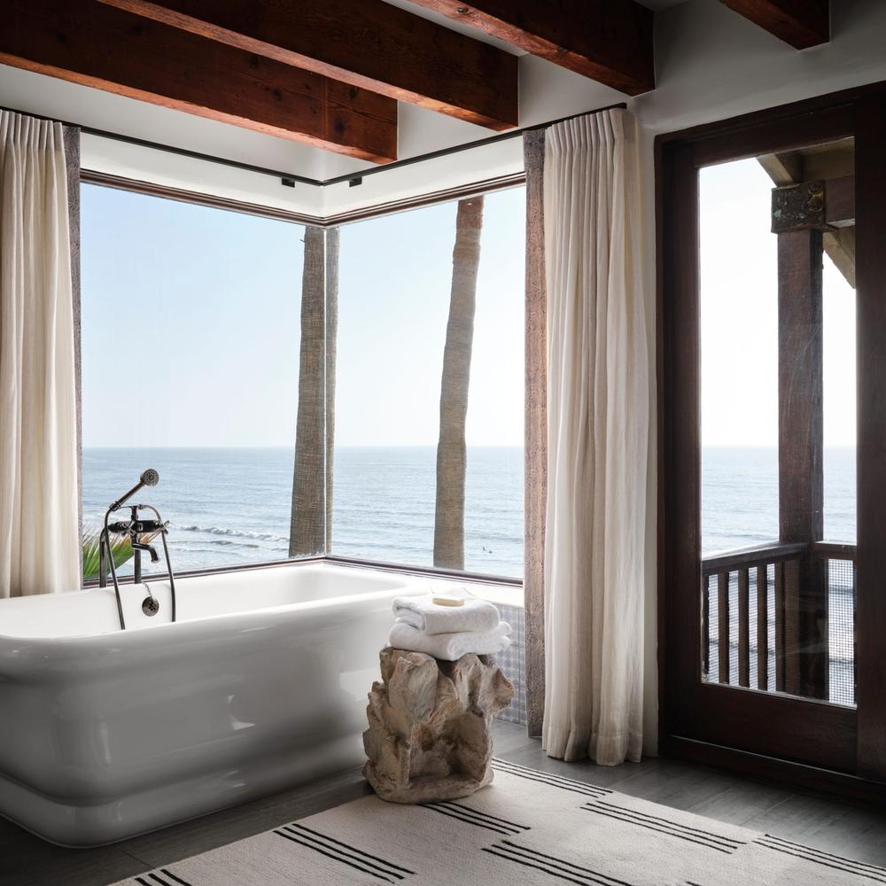 Baño que integra lujo y elementos naturales en un ambiente relajante.