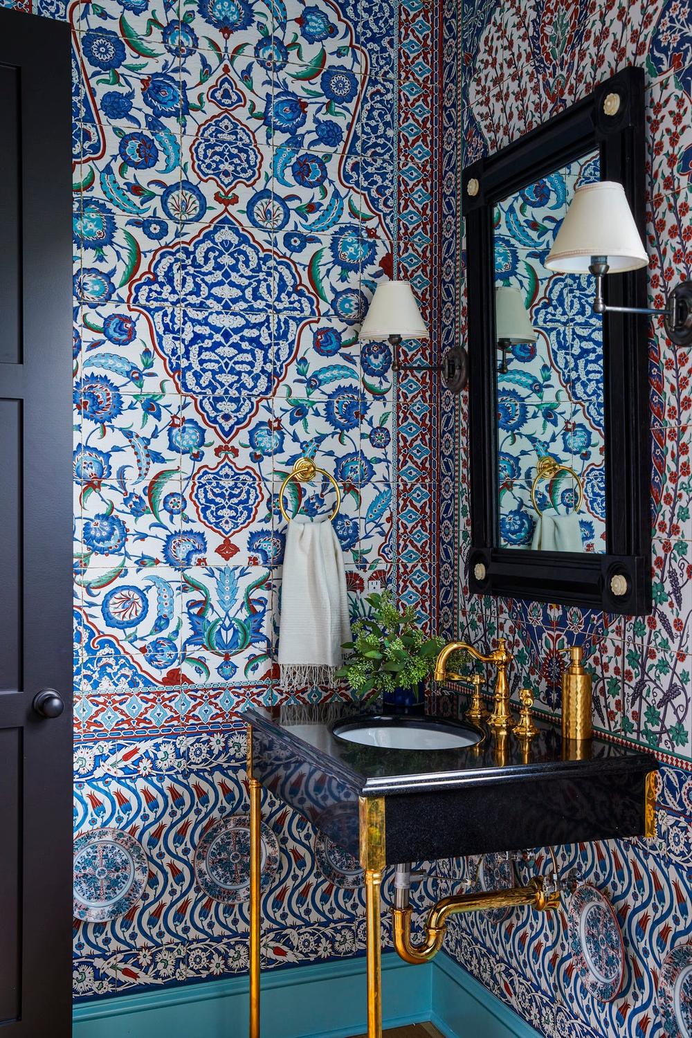 Baño vibrante con un diseño artístico que destaca por sus colores y frescura.