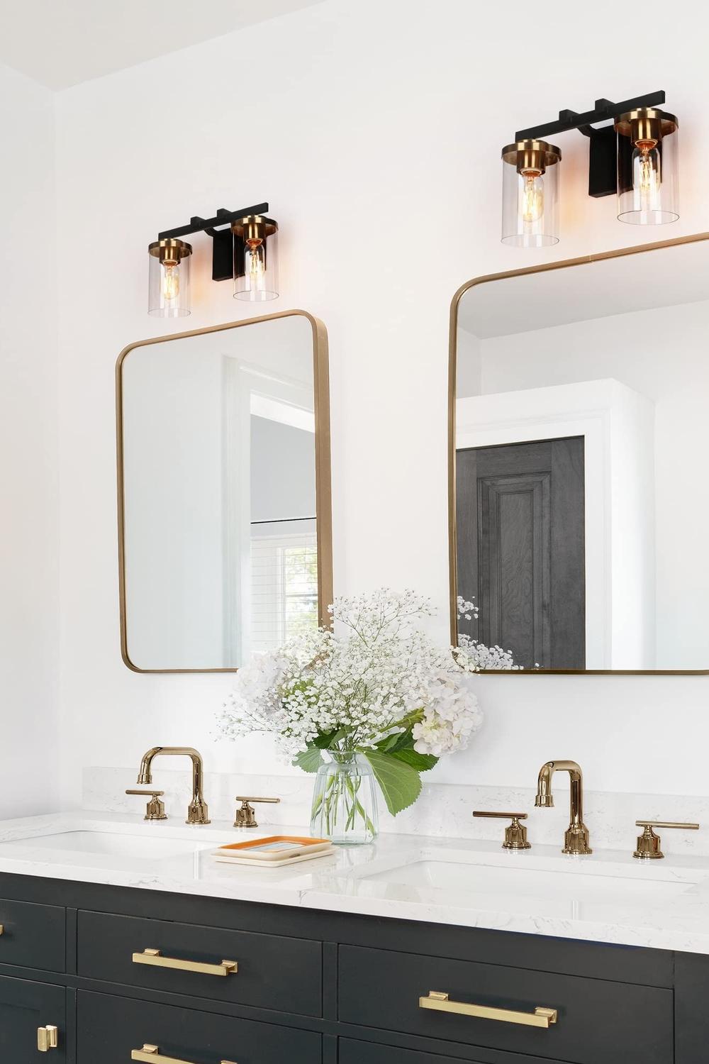 Baño elegante con un diseño minimalista en negro y oro