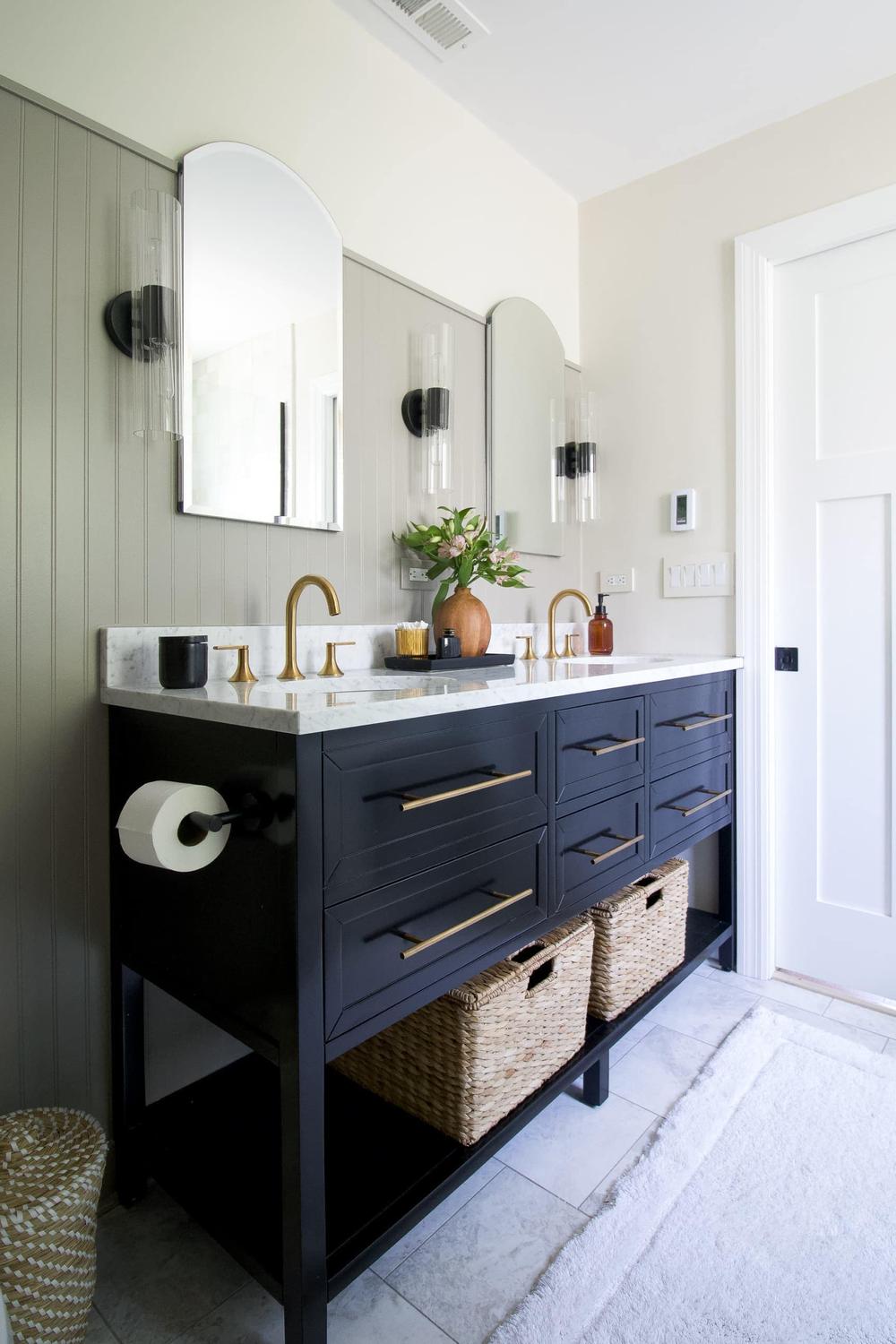 Baño acogedor con elementos dorados y negros