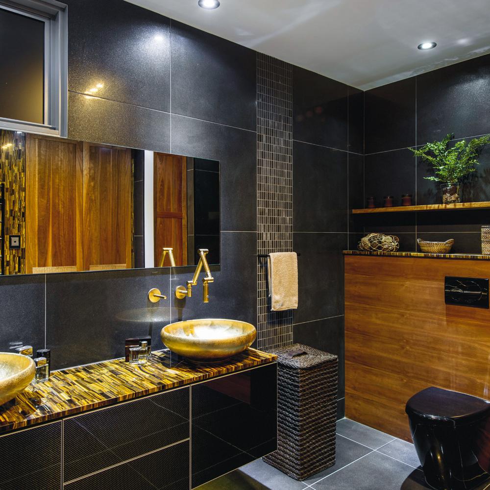 Baño divertido y estilizado en negro y oro
