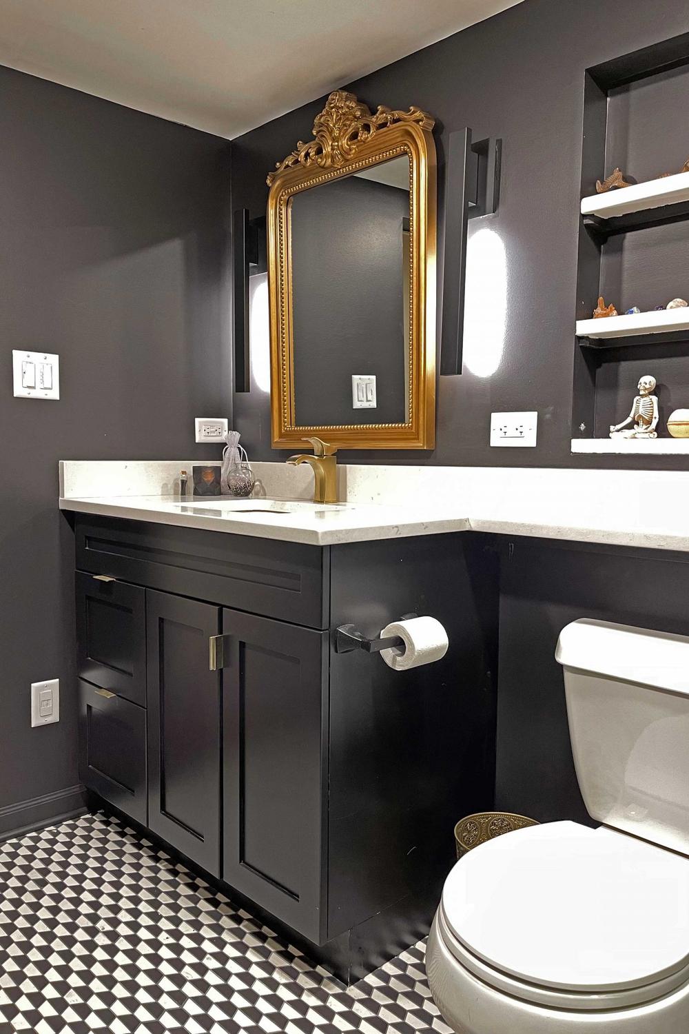 Baño soñado con suavidad y contraste en negro y oro