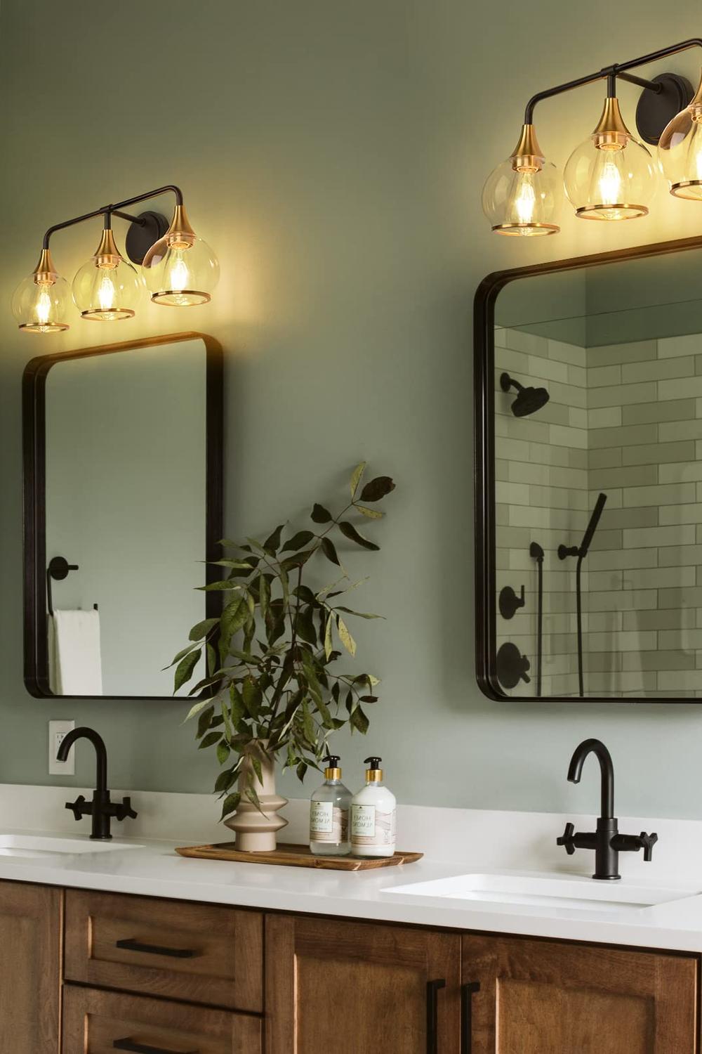 Baño con colores suaves en negro y oro