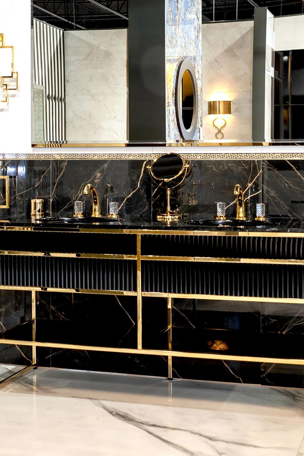 Baño elegante que evoca el lujo en negro y oro