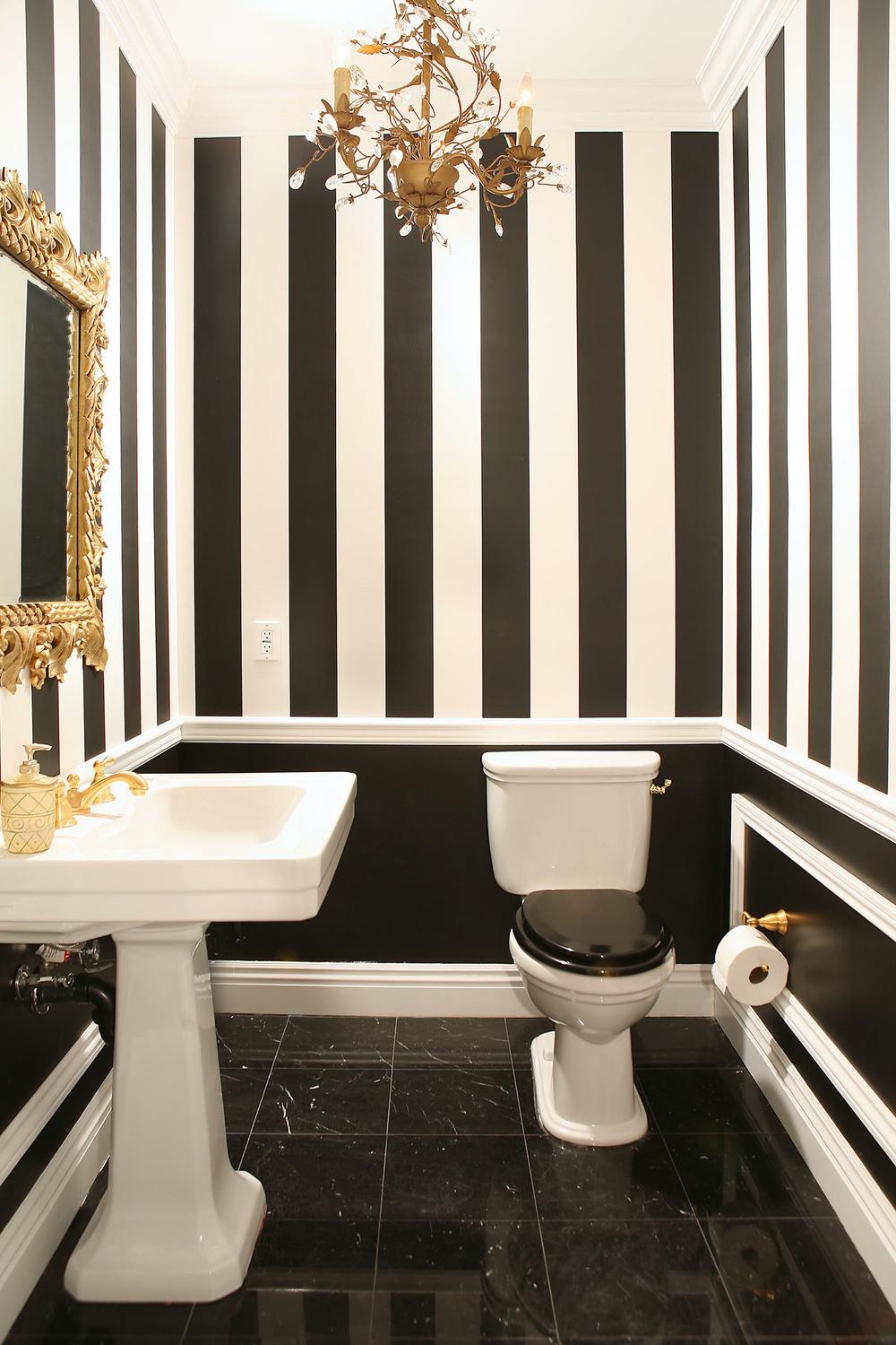 Baño contemporáneo con motivos punchy en negro y oro