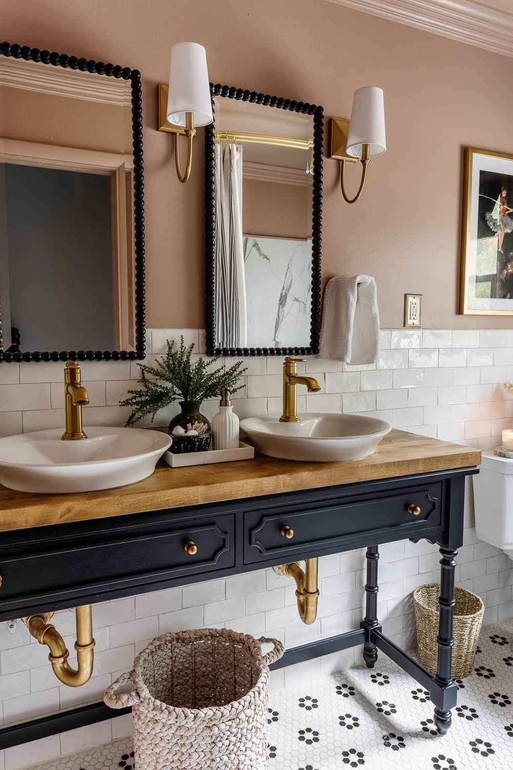 Baño que invita a la relajación en negro y oro