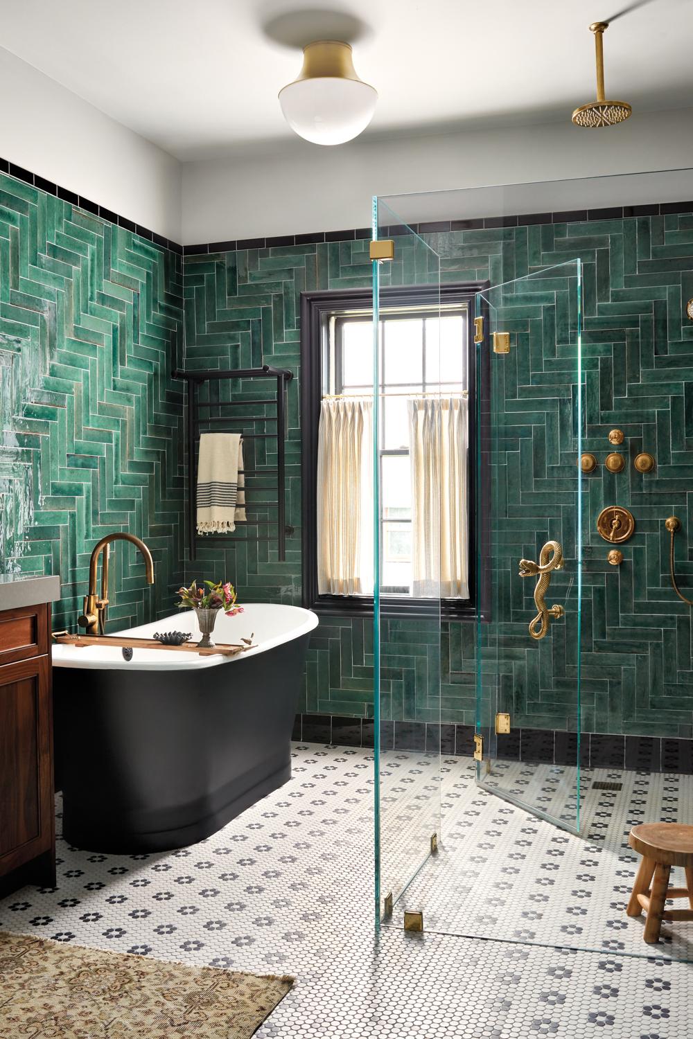 Baño elegante con azulejos verdes y detalles en negro