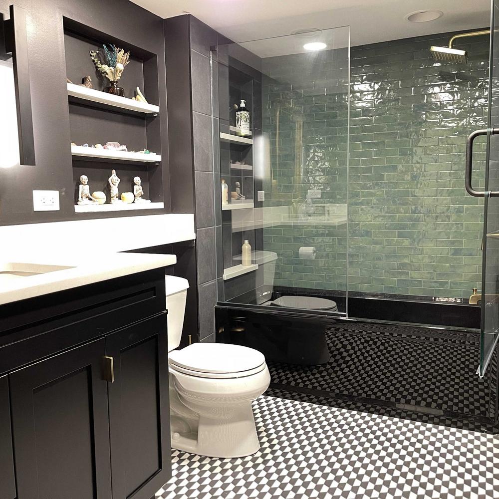 Baño moderno con azulejos de verde brillante y accesorios negros
