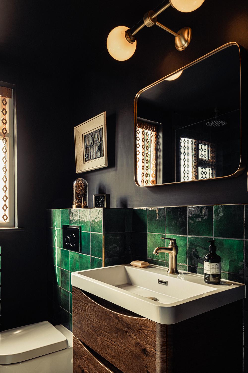 Baño contemporáneo con verde vibrante y elementos oscuros