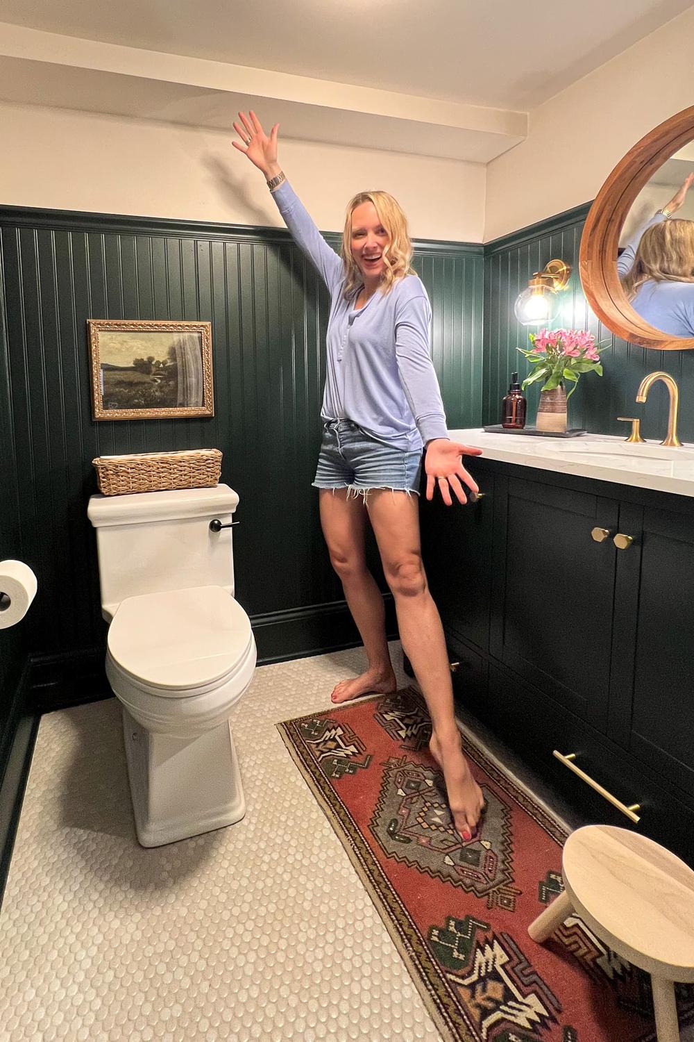 Baño acogedor con elementos de mayor calidez y texturas naturales