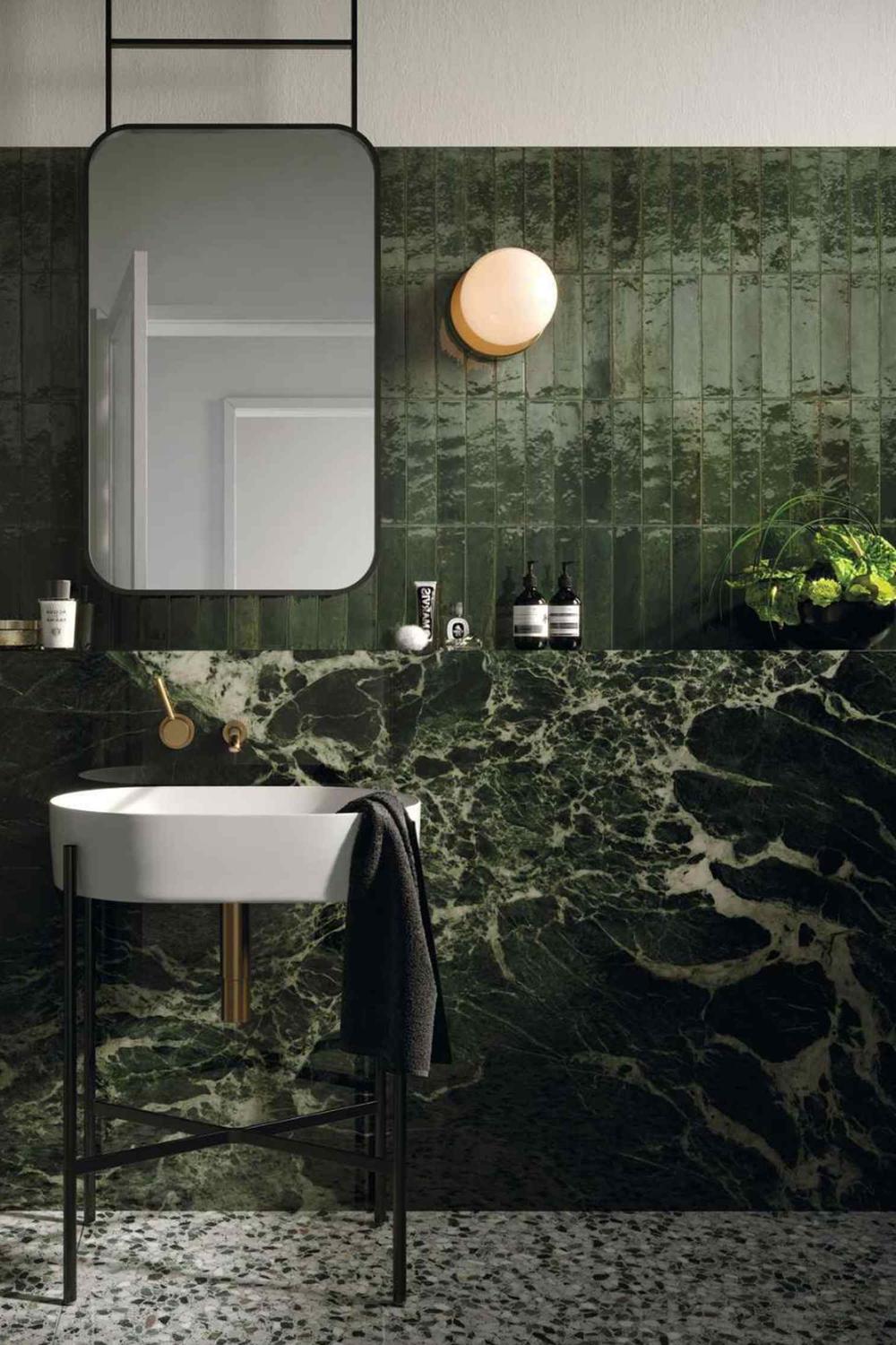 Baño lujoso en verdes y detalles oscuros