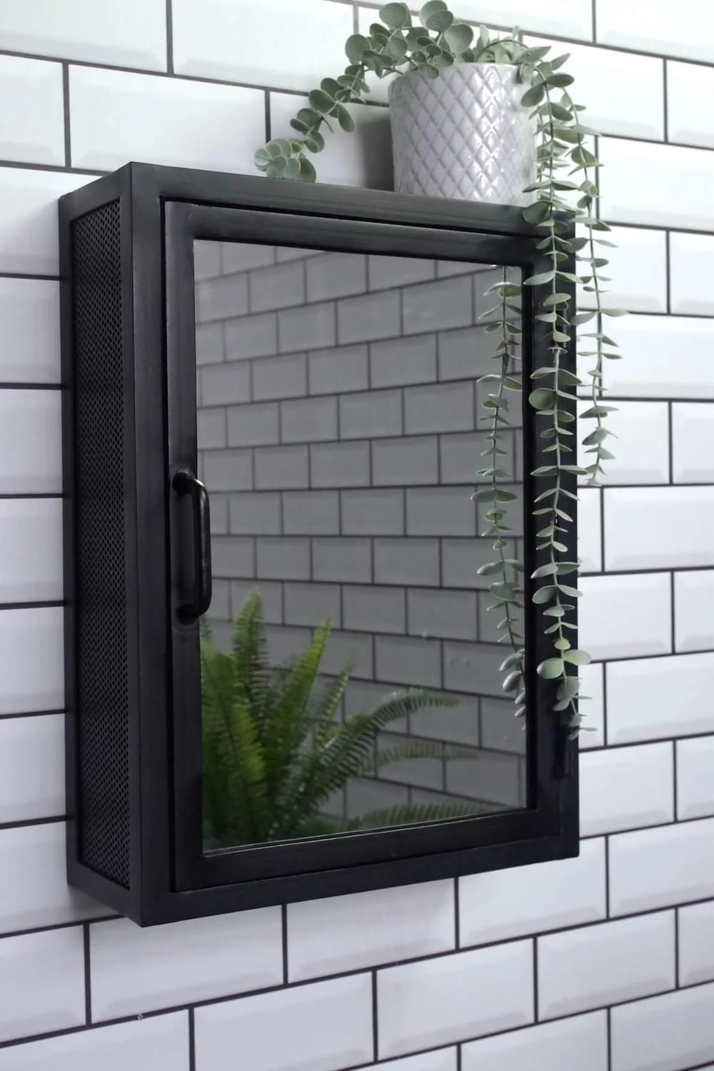 Espejo modular negro en un baño innovador