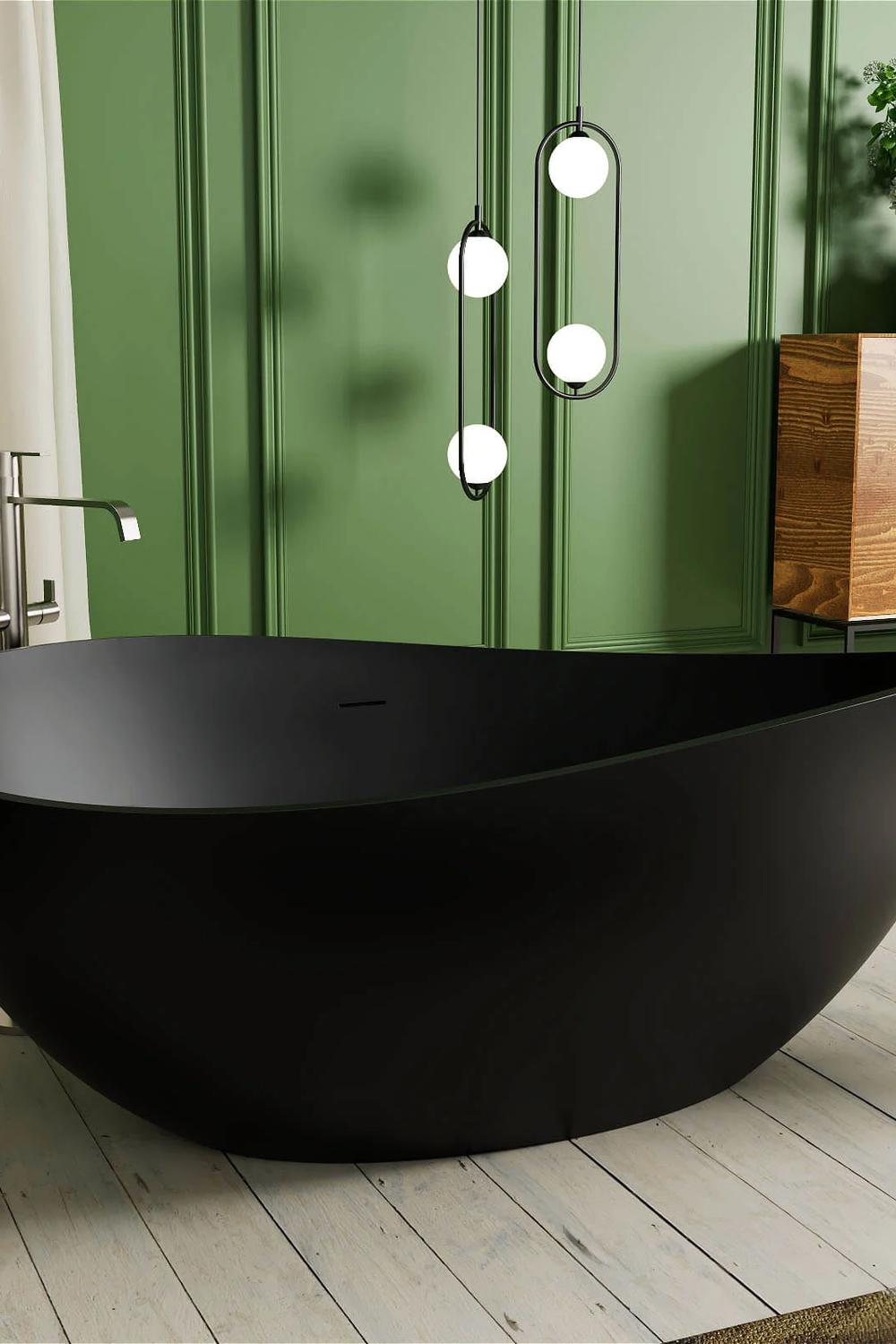 Baño elegante con bañera negra y acabados finos