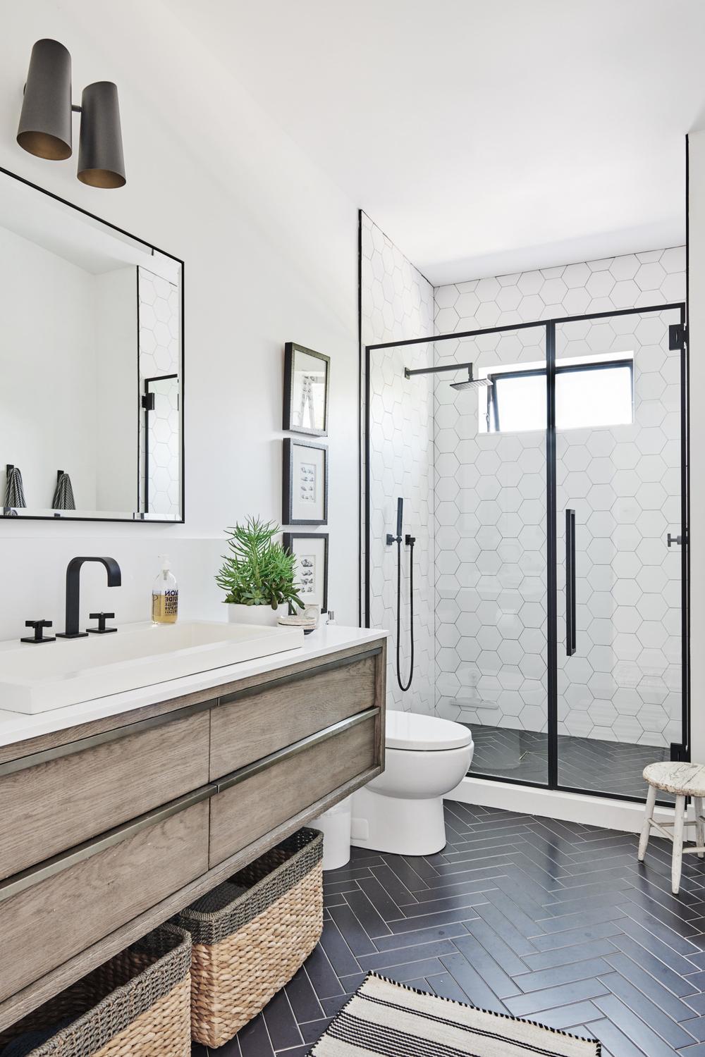 Baño con suelo negro en diseño patrón espiga