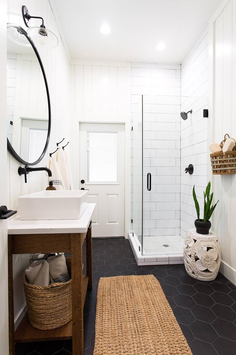 Baño con suelo negro y diseño de azulejos hexagonales