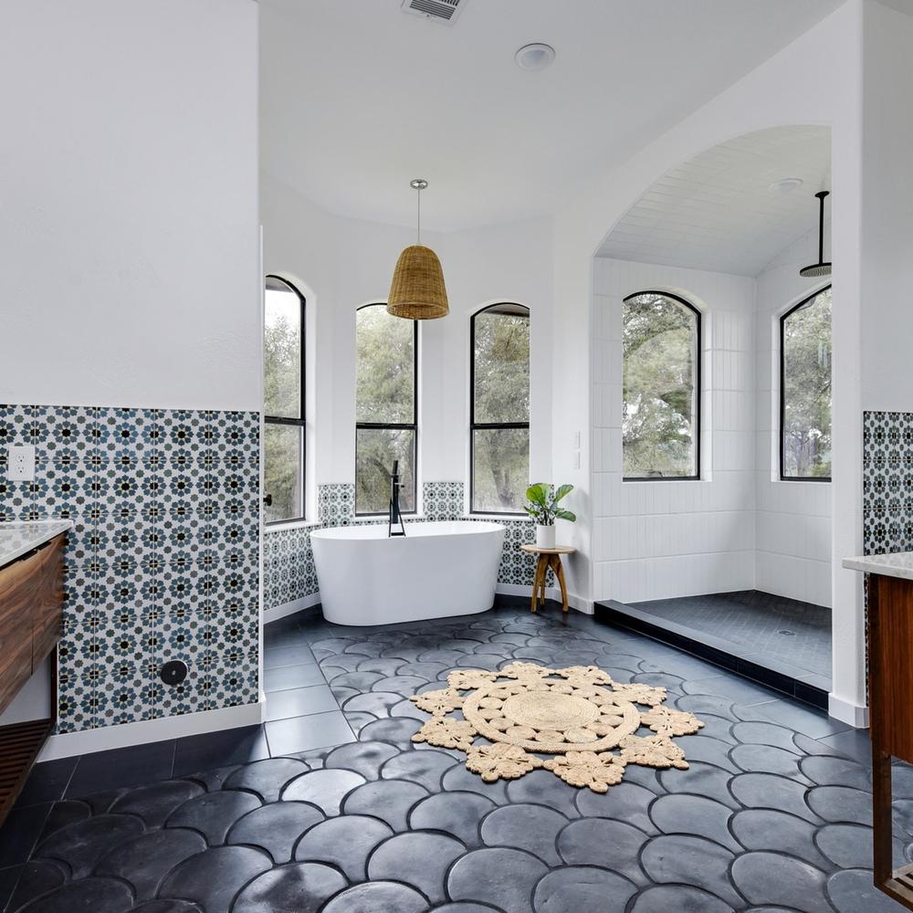 Baño acogedor con suelo negro de forma escalonada