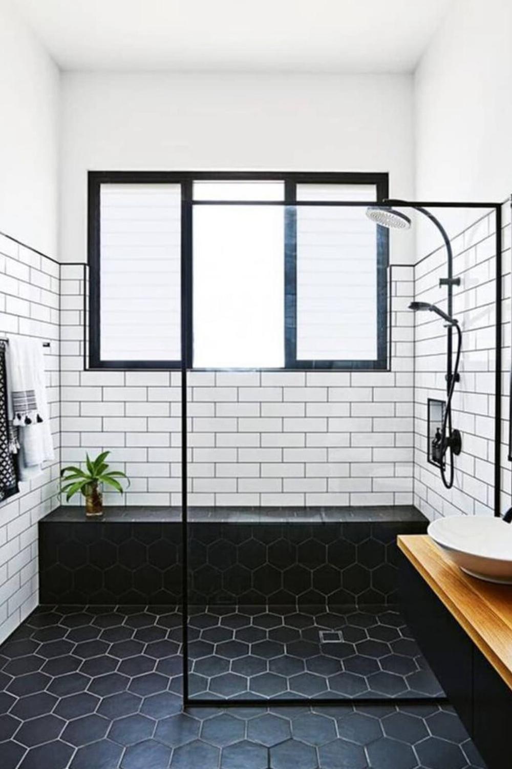 Baño minimalista con suelo negro y diseño limpio