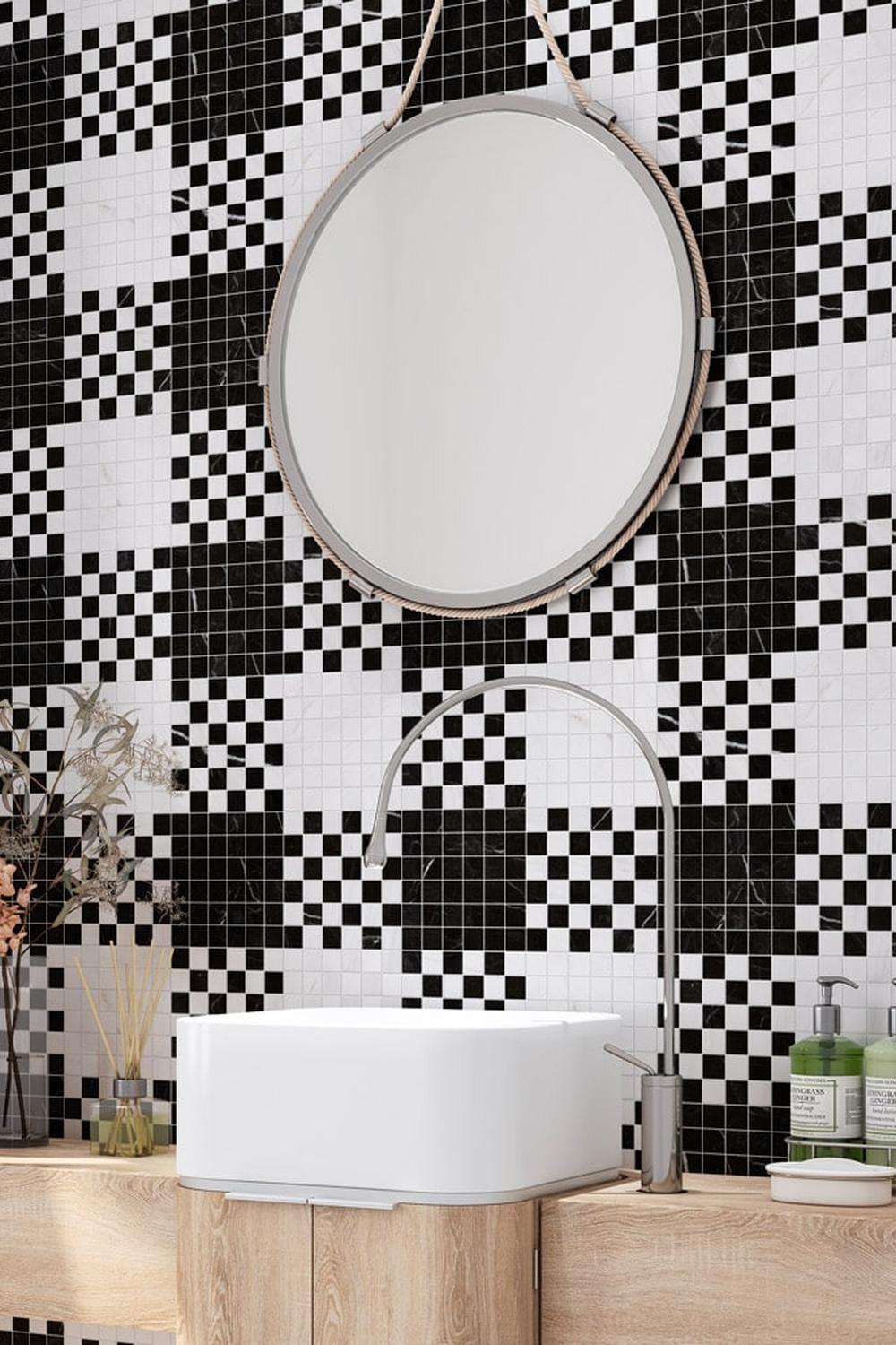 Baño con pared de mosaico en patrón de tablero de ajedrez.