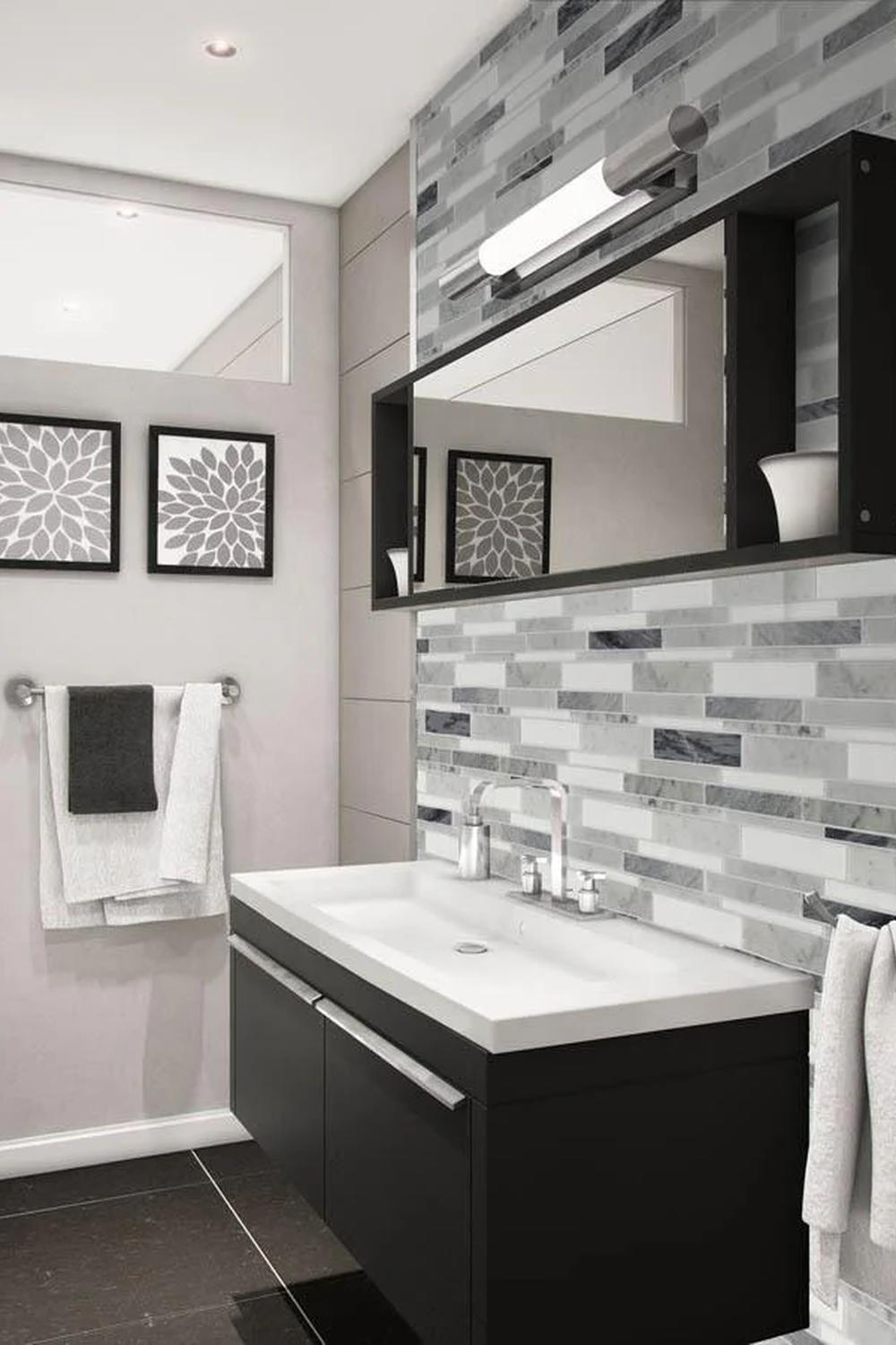 Baño con mosaico de baldosas mixtas.