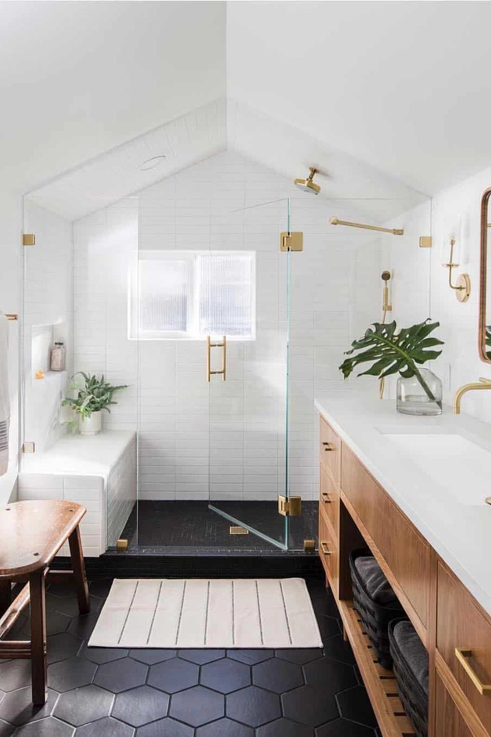 Baño estiloso con azulejos hexagonales negros en el suelo