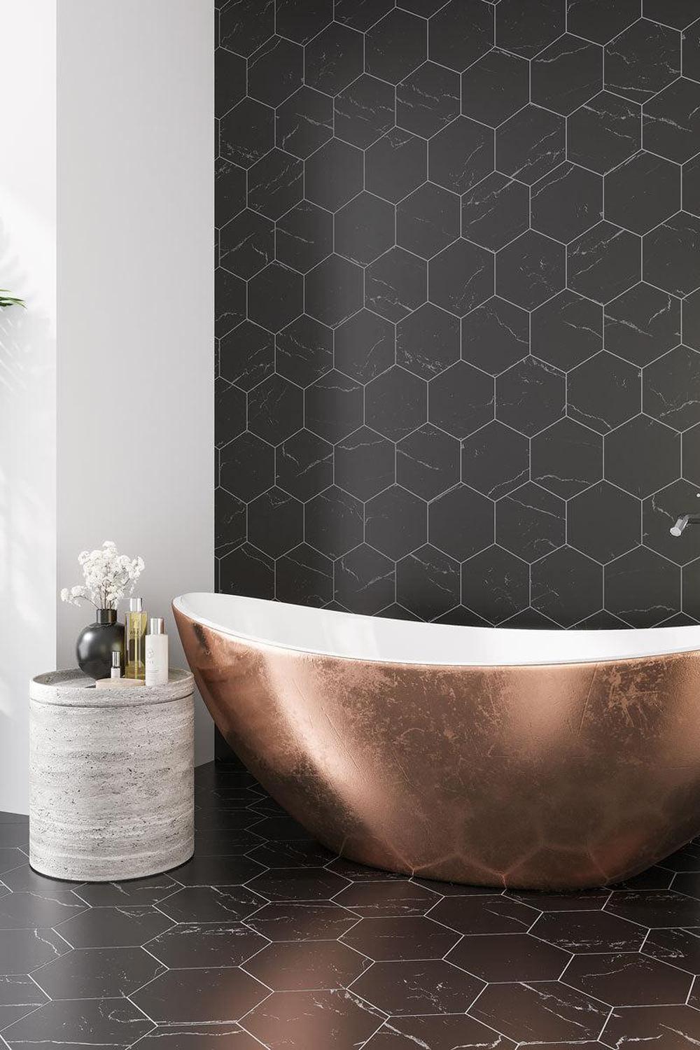 Diseño elegante con azulejos hexagonales en paredes y elementos en oro